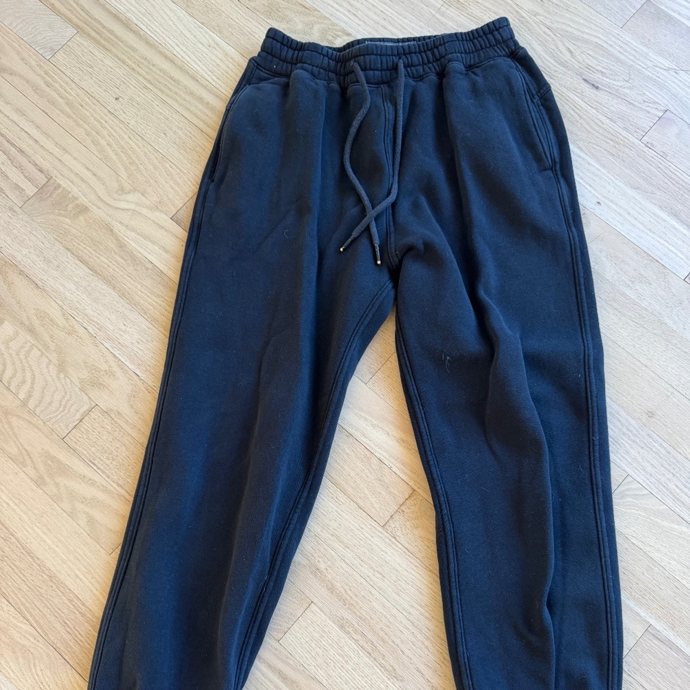 Abercrombie & Fitch Men's Essential Cinched Relaxed Sweatpants Short in Black XS